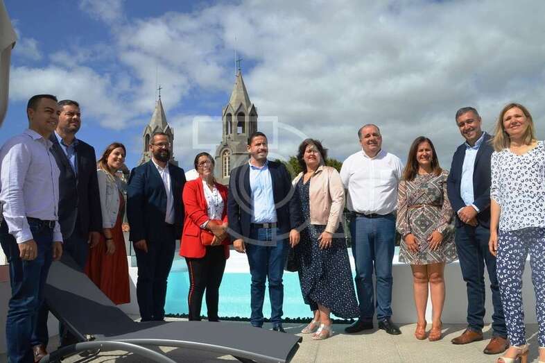 El alcalde y concejales en la azote del nuevo hotel ubicado en el casco histórico de Telde (Foto TA)